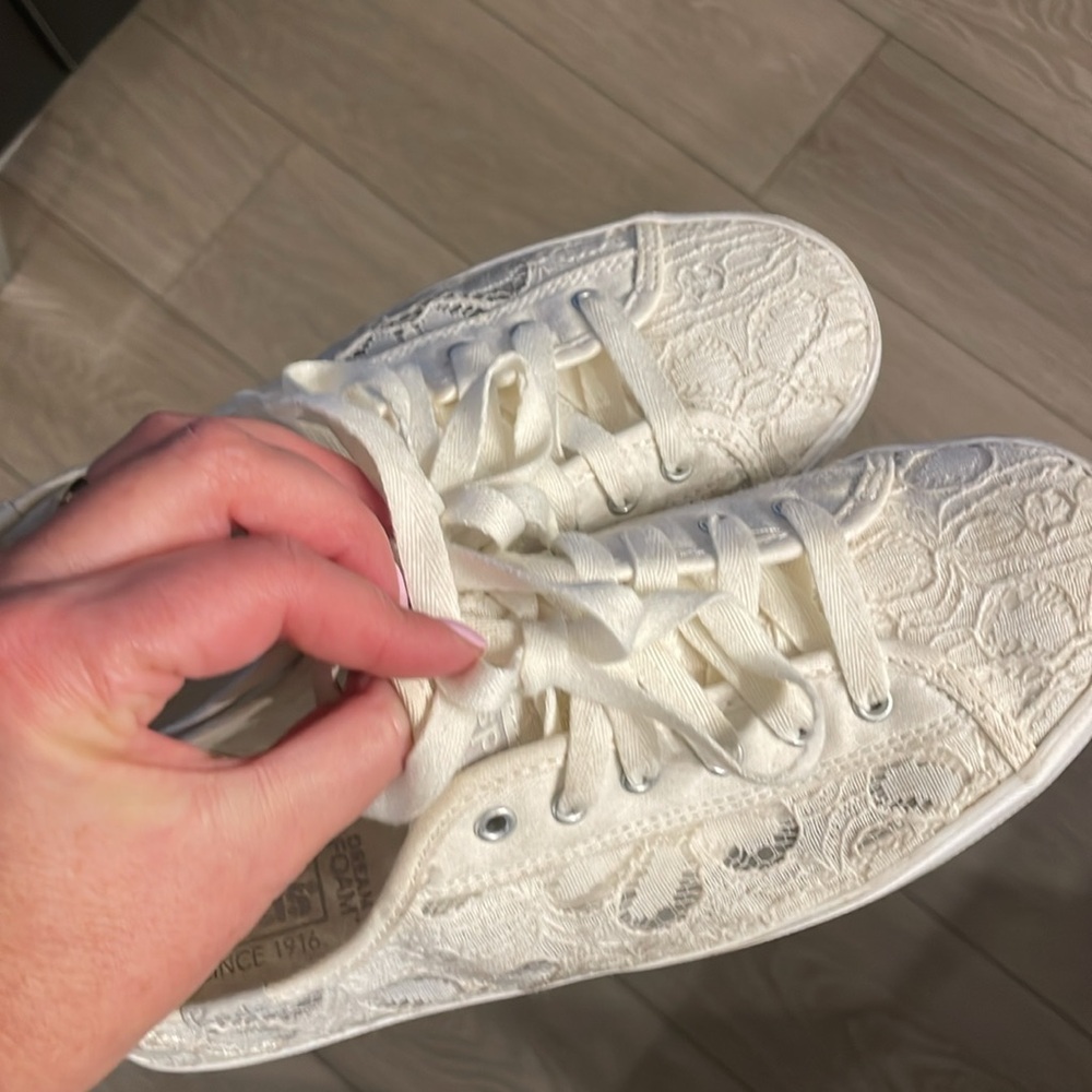 KEDS white lace runners 6.5